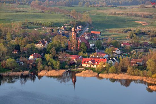 Panorama na miejscowosc i jezioro Lutry. EU, Pl, warm-maz, LOTNICZE.